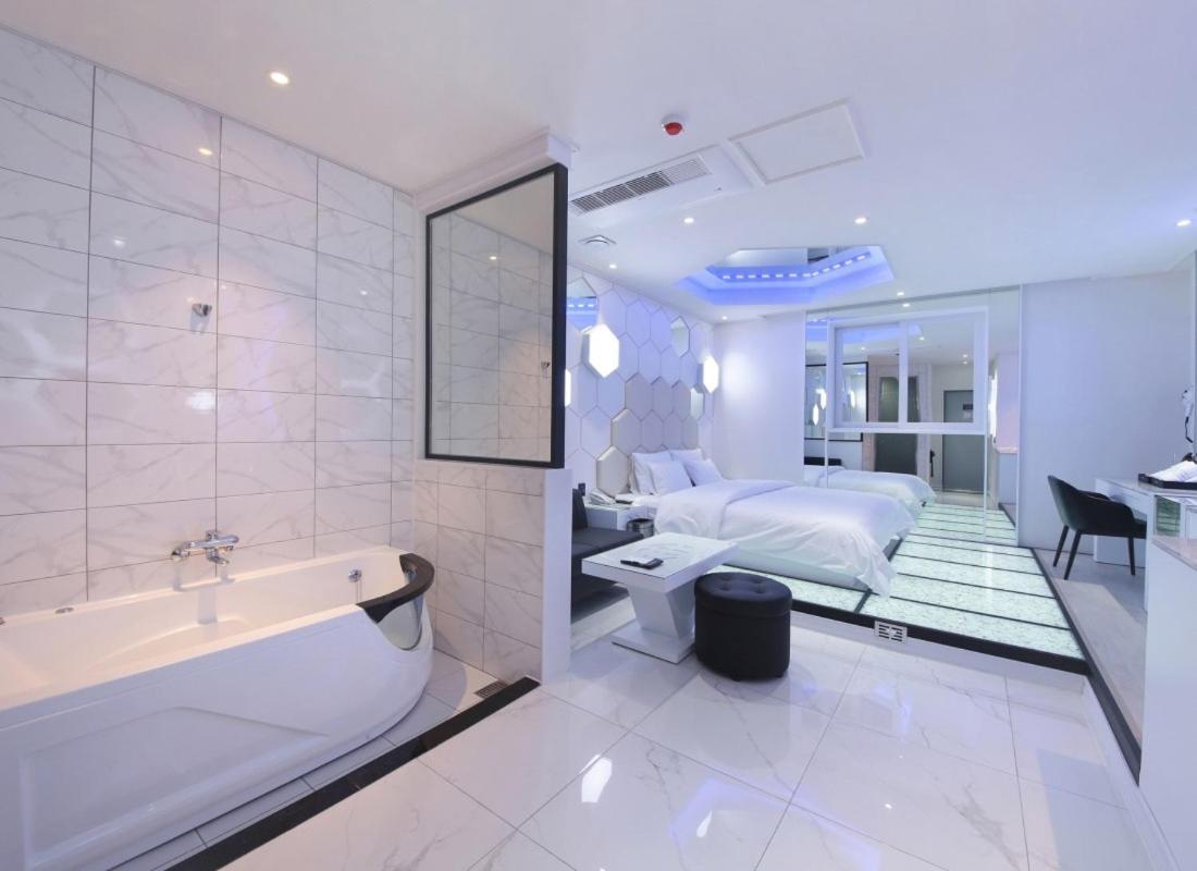 Wj Hotel Pool House Wonju Zewnętrze zdjęcie